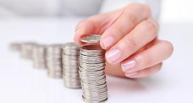 Woman stacking quarters © deepblue-photographer/Shutterstock.com