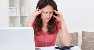Woman thinking at desk © Andrey_Popov/Shutterstock.com