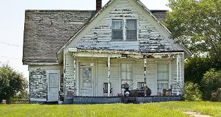 Worn-down white cottage © Anne Kitzman/Shutterstock.com
