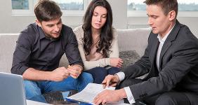 Young couple consults financial planner © NotarYES/Shutterstock.com