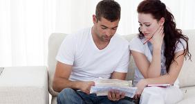 Young couple doing their bills in the living room © wavebreakmedia/Shutterstock.com