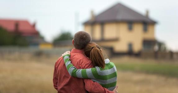 5 errors when buying a short sale Couple hugging each other, lookinga at house in distance © luxorphoto/Shutterstock.com