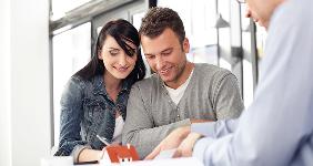 Young couple meeting with an architect © baranq/Shutterstock.com