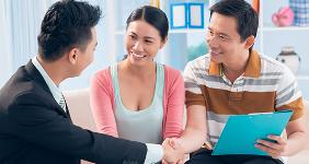 Young financial adviser shaking hands with his client on couch © Dragon Images/Shutterstock.com