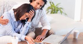 Young Latin couple with laptop calculator © wavebreakmedia/Shutterstock.com