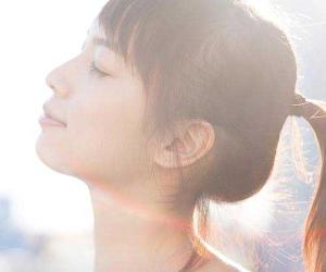 Young woman looking up, meditating © violetblue/Shutterstock.com