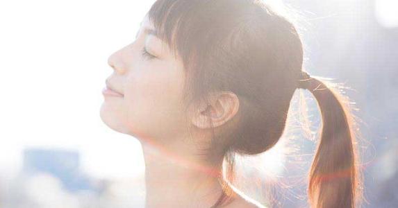 Young woman looking up, meditating © violetblue/Shutterstock.com