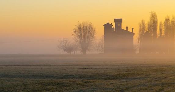 Isolated house in the middle of the field © Armando Alderotti/Shutterstock.com