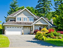 Selling your home? Make sure to landscape © Romakoma/Shutterstock.com